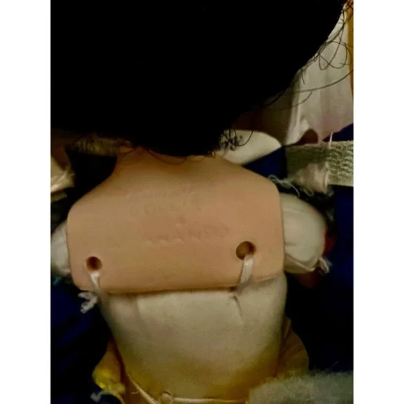 Anna Anando Snow White Porcelain Doll: Royal Heirloom Collection - Picture 4 of 10